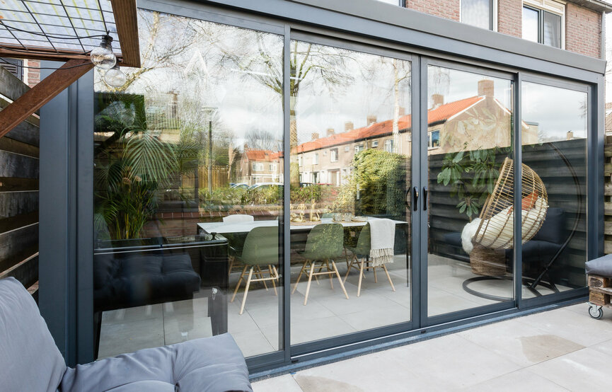 Dit is een afbeelding van een tuinkamer met een schuifpui