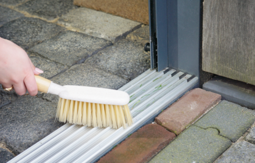 Dit is een gedetailleerde afbeelding van een onderrail van een glazen schuifwand