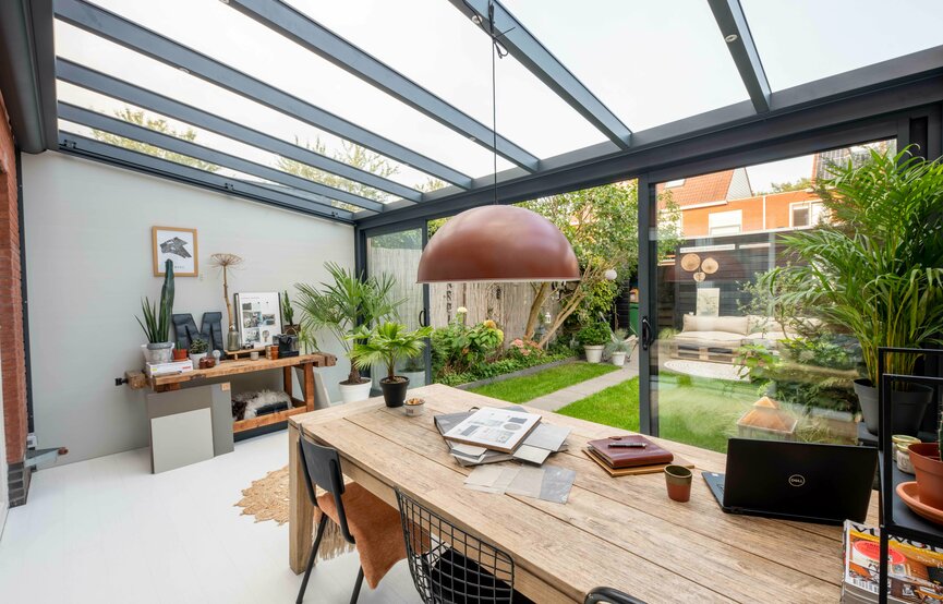 Dit is een afbeelding van een Profiline tuinkamer met schuifpui en glazen dak