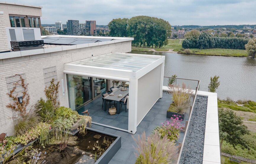 Dit is een afbeelding van een tuinkamer met screens